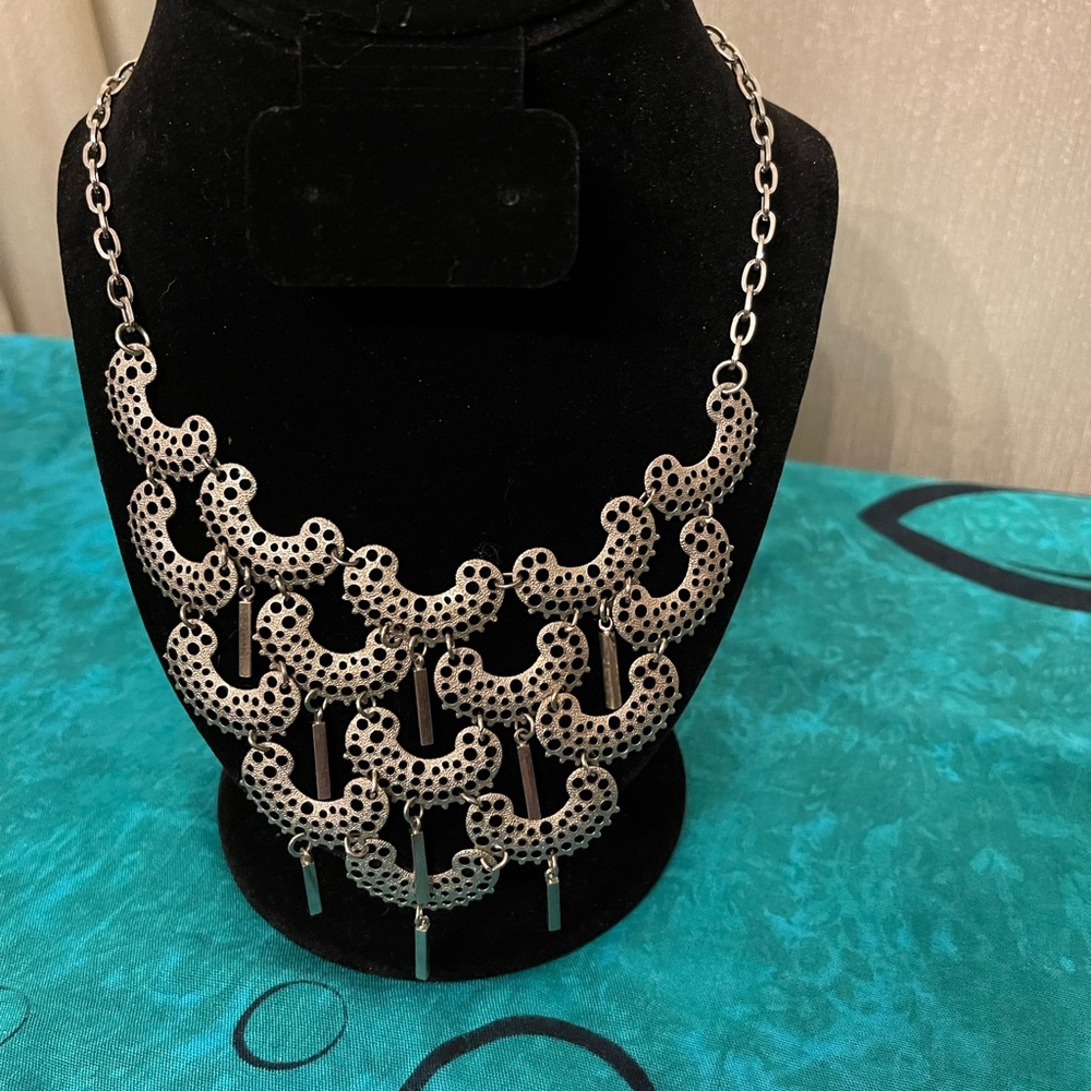 Silver tone necklace, great condition and wears well.